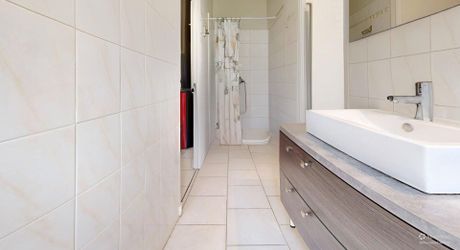 Maison de plain-pied 3 chambres avec dépendances dont un garage pour camping car et piscine en plein cœur du Périgord Noir