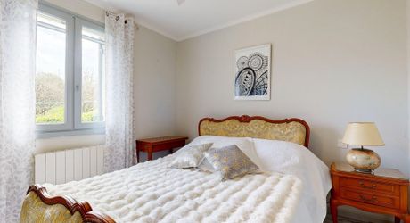 Maison de plain-pied 3 chambres avec dépendances dont un garage pour camping car et piscine en plein cœur du Périgord Noir