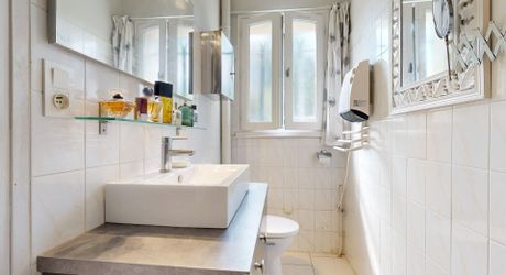 Maison de plain-pied 3 chambres avec dépendances dont un garage pour camping car et piscine en plein cœur du Périgord Noir