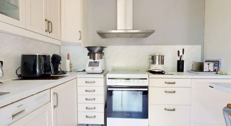 Maison de plain-pied 3 chambres avec dépendances dont un garage pour camping car et piscine en plein cœur du Périgord Noir