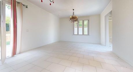 Maison de plain-pied 3 chambres avec dépendances dont un garage pour camping car et piscine en plein cœur du Périgord Noir