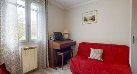 Maison de plain-pied 3 chambres avec dépendances dont un garage pour camping car et piscine en plein cœur du Périgord Noir