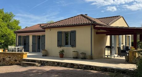 Maison de plain-pied 3 chambres avec dépendances dont un garage pour camping car et piscine en plein cœur du Périgord Noir