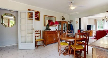 Maison de plain-pied 3 chambres avec dépendances dont un garage pour camping car et piscine en plein cœur du Périgord Noir