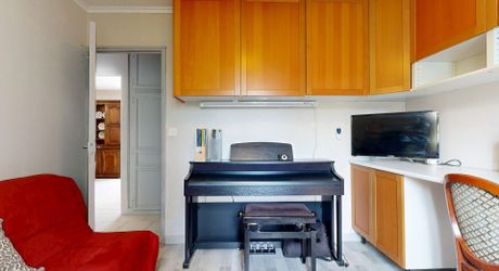 Maison de plain-pied 3 chambres avec dépendances dont un garage pour camping car et piscine en plein cœur du Périgord Noir