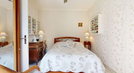 Maison de plain-pied 3 chambres avec dépendances dont un garage pour camping car et piscine en plein cœur du Périgord Noir