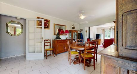 Maison de plain-pied 3 chambres avec dépendances dont un garage pour camping car et piscine en plein cœur du Périgord Noir