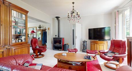 Maison de plain-pied 3 chambres avec dépendances dont un garage pour camping car et piscine en plein cœur du Périgord Noir