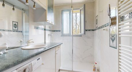 Maison de plain-pied 3 chambres avec dépendances dont un garage pour camping car et piscine en plein cœur du Périgord Noir