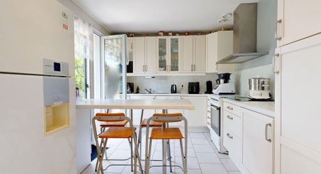 Maison de plain-pied 3 chambres avec dépendances dont un garage pour camping car et piscine en plein cœur du Périgord Noir