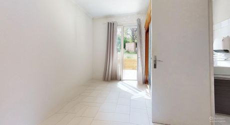 Maison de plain-pied 3 chambres avec dépendances dont un garage pour camping car et piscine en plein cœur du Périgord Noir