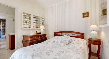 Maison de plain-pied 3 chambres avec dépendances dont un garage pour camping car et piscine en plein cœur du Périgord Noir