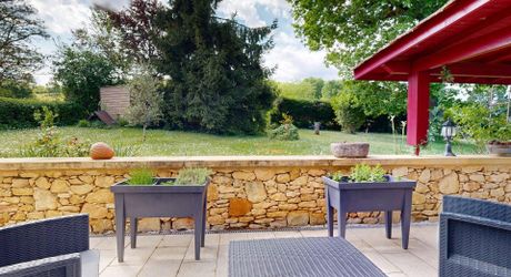 Maison de plain-pied 3 chambres avec dépendances dont un garage pour camping car et piscine en plein cœur du Périgord Noir