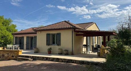 Maison de plain-pied 3 chambres avec dépendances dont un garage pour camping car et piscine en plein cœur du Périgord Noir