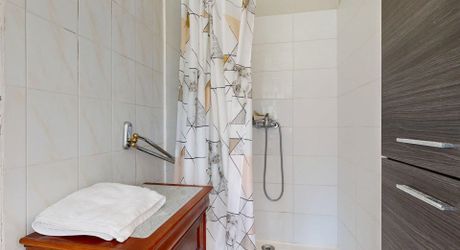 Maison de plain-pied 3 chambres avec dépendances dont un garage pour camping car et piscine en plein cœur du Périgord Noir