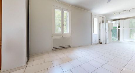 Maison de plain-pied 3 chambres avec dépendances dont un garage pour camping car et piscine en plein cœur du Périgord Noir