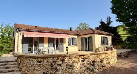 Maison de plain-pied 3 chambres avec dépendances dont un garage pour camping car et piscine en plein cœur du Périgord Noir