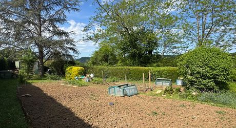 Maison de plain-pied 3 chambres avec dépendances dont un garage pour camping car et piscine en plein cœur du Périgord Noir
