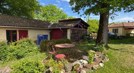 Maison de plain-pied 3 chambres avec dépendances dont un garage pour camping car et piscine en plein cœur du Périgord Noir