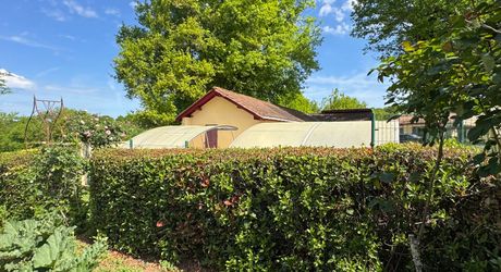 Maison de plain-pied 3 chambres avec dépendances dont un garage pour camping car et piscine en plein cœur du Périgord Noir