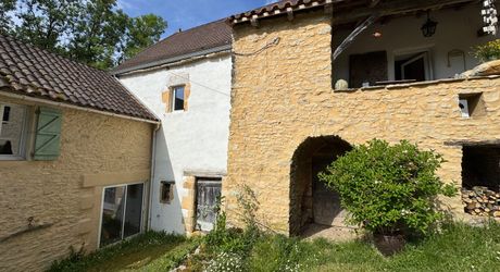 Charmante ancienne fermette en pierre restaurée au coeur du Périgord Noir, au calme, proche des commerces