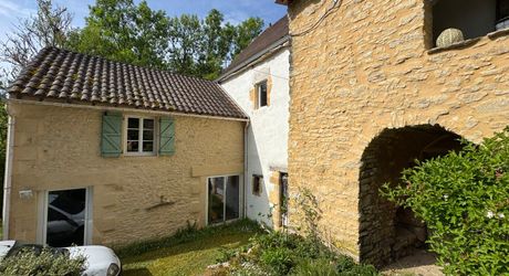Charmante ancienne fermette en pierre restaurée au coeur du Périgord Noir, au calme, proche des commerces