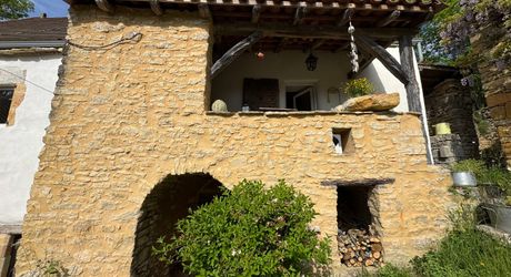 Charmante ancienne fermette en pierre restaurée au coeur du Périgord Noir, au calme, proche des commerces