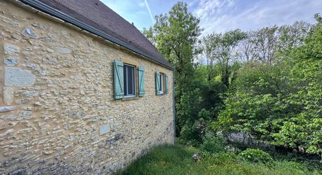 Charmante ancienne fermette en pierre restaurée au coeur du Périgord Noir, au calme, proche des commerces