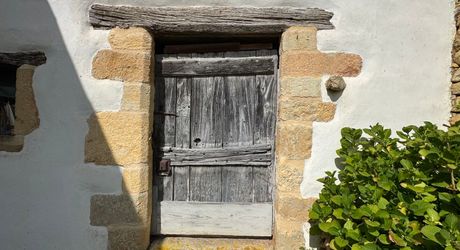 Charmante ancienne fermette en pierre restaurée au coeur du Périgord Noir, au calme, proche des commerces