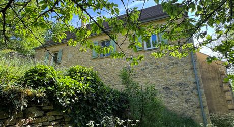 Charmante ancienne fermette en pierre restaurée au coeur du Périgord Noir, au calme, proche des commerces