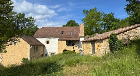 Charmante ancienne fermette en pierre restaurée au coeur du Périgord Noir, au calme, proche des commerces