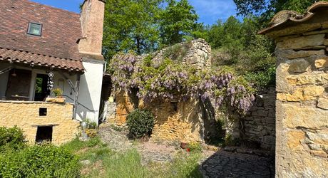 Charmante ancienne fermette en pierre restaurée au coeur du Périgord Noir, au calme, proche des commerces