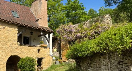 Charmante ancienne fermette en pierre restaurée au coeur du Périgord Noir, au calme, proche des commerces
