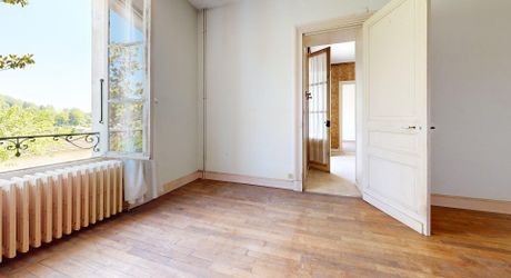 Maison ancienne avec jardin, position dominante