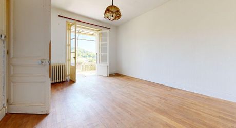 Maison ancienne avec jardin, position dominante