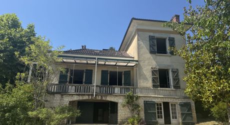 Maison ancienne avec jardin, position dominante