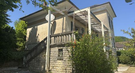Maison ancienne avec jardin, position dominante