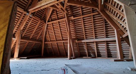Ancien corps de ferme perigordin à rénover avec 2 ha 67 en jardin et prairie.