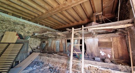 Ancien corps de ferme perigordin à rénover avec 2 ha 67 en jardin et prairie.