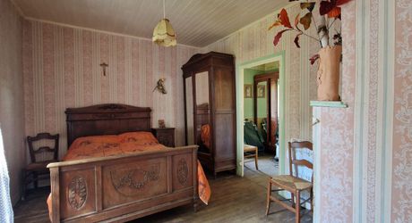 Ancien corps de ferme perigordin à rénover avec 2 ha 67 en jardin et prairie.