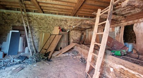 Ancien corps de ferme perigordin à rénover avec 2 ha 67 en jardin et prairie.