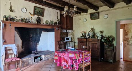Ancien corps de ferme perigordin à rénover avec 2 ha 67 en jardin et prairie.