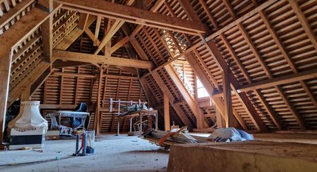 Ancien corps de ferme perigordin à rénover avec 2 ha 67 en jardin et prairie.