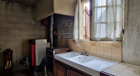 Ancien corps de ferme perigordin à rénover avec 2 ha 67 en jardin et prairie.
