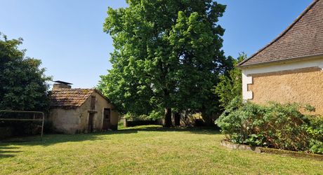 Ancien corps de ferme perigordin à rénover avec 2 ha 67 en jardin et prairie.