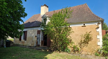 Ancien corps de ferme perigordin à rénover avec 2 ha 67 en jardin et prairie.