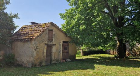 Ancien corps de ferme perigordin à rénover avec 2 ha 67 en jardin et prairie.