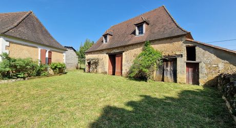 Ancien corps de ferme perigordin à rénover avec 2 ha 67 en jardin et prairie.