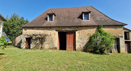 Ancien corps de ferme perigordin à rénover avec 2 ha 67 en jardin et prairie.