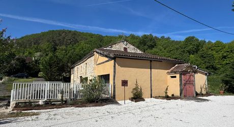 Une maison pleine de vie et de possibilités avec piscine et 2 hectares et demi et ... 9 chambres !